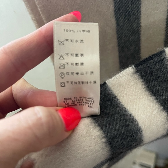 BURBERRY CLASSIC SCARF 🧣Authentic & like new - Picture 8 of 8